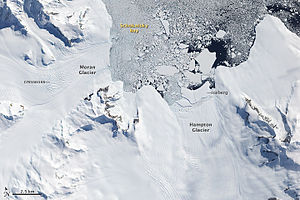 Satellitenaufnahme des Hampton-Gletschers (Mitte rechts) aus dem Jahr 2009