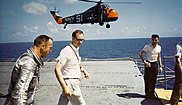 Alan Shepard, Freedom 7'nin kurtarılmasından sonra USS Lake Champlain uçak gemisinin güvertesinde