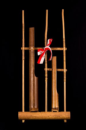 Angklung nada G buatan Saung Angklung Udjo, Bandung.