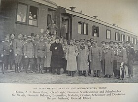 Чины Штаба Юго-Западного фронта вместе с военным министром А. И. Гучковым. 1917 год.