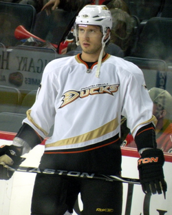 Steve Eminger v dresu Anaheim Ducks.