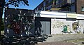 Straatkunst met het thema 'drank' op de zijkant van een slijterij in Hees, anno 2021