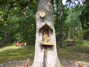 Petit oratoire de Sainte Anne niché dans un arbre à Thannenkirch