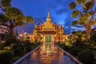 21/12: Dues escultures de dimonis guardant l'entrada a la Sala de l'Ordenació del temple Wat Arun (Bangkok). Cinquè premi de Wiki Loves Monuments 2016.