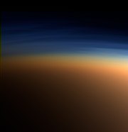 La compleja atmósfera de Titán en colores naturales.