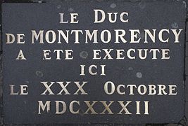 Plaque dans la cour Henri IV du Capitole de Toulouse rappelant l'exécution du duc de Montmorency.