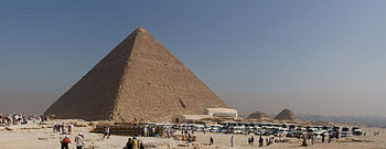 English: Tourist buses and the Great Pyramid o...