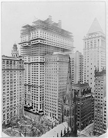 Das Gebäude im Stadtkontext 1914. 100 Broadway ist links hinter dem Turm der Trinity Church zu sehen.