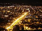 Vista nocturna de la Avenida Solano en Cuenca, Ecuador.jpg