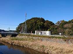 麓から見た八幡山砦（青山八幡宮） 2020年（令和2年）1月1日撮影。