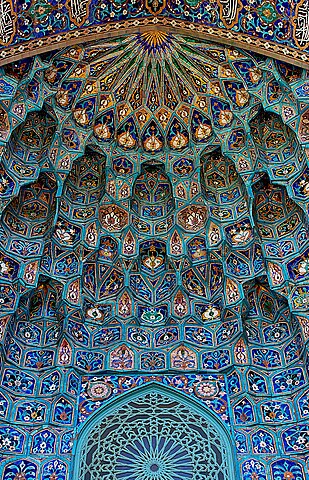 Maiolica portal of Saint Petersburg Mosque. Credit: Сподаренко Юрий Степанович (User:Canes) / License: CC-BY-SA