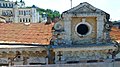 Mise en valeur de la partie centrale du bâtiment par un fronton dédié.