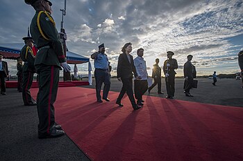 2017年1月9日，总统蔡英文与尼加拉瓜外交部长孟卡达沿红毯前进接受礼兵致敬。