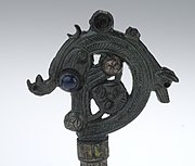 Aghadoe Crozier'in kopyası, İsveç Tarih Müzesi, Stockholm. 12. yüzyılın başlarında Aghadoe, County Kerry'den çıkan crozier, tek bir Mors fildişi bloğundan yapılmıştır ve asma üzerinde bir insan figürünü ısıran bir hayvanın kafasını gösteren spiral bir tasarım içerir.