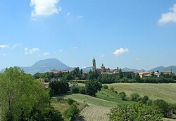 Panorama ng Monte San Vicino sa likuran.