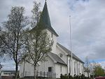 Foto einer weiß gestrichenen Holzkirche