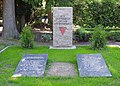 Alter Friedhof (Gesamtanlage) mit Gedenkstein für die Opfer des Faschismus, Grabkreuz für Johann Jacob Grümbke und Grabwangen („Schumacher“ und „1757-1808“) und Einfriedung