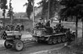 A 4. Német hadsereg 51 tüzérezredének Sd. Kfz. 10/1 vontatójárműve vontat egy 21 cm Nebelwerfer 42 rakéta-sorozatvetőt 1944 július elején.