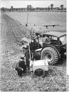 Pritzwalk, Mobile Sprechfunkanlage der MTS Zentralbild, 26.7.1954: Neue Informationen von der Zentrale erhält der Brigadier Horst Uhle.