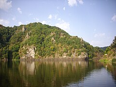 La confluence de la Dordogne et de la Diège dans la retenue du barrage de Marèges. La Diège débouche au fond à droite.