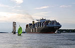 Containerschiff MSC Margrit, Bugsier Schlepper, Rahschoner Mare Frisium und Segeljolle mit Spinnaker und Zielhafen Hamburg