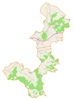 Mapa konturowa gminy wiejskiej Dębica, w centrum znajduje się punkt z opisem „Parafia św. Stanisława BMw Pustyni”