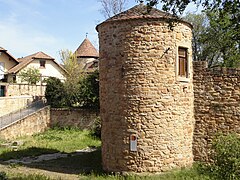 Flankierungsturm der Burg, links dahinter ein Turm der Stadtbefestigung; beide haben nicht mehr ihre ursprünglichen Dächer