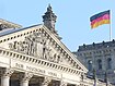 Giebel des Reichstagsgebäudes in Berlin mit Schriftzug