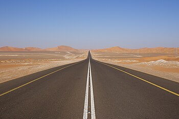English: Road in the UAE. Français : Une route...