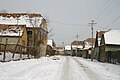 Die Dorfstraße in Jacu, gesäumt von leerstehenden Häusern.