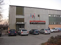 A sportcsarnok az Iskola utca felől