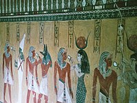 Хатхор в ряду божеств, які вітають покійного фараона Тутмоса IV, на стінах його гробниці в Долині царів