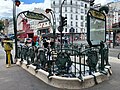 La station de métro Blanche, à proximité de la place.