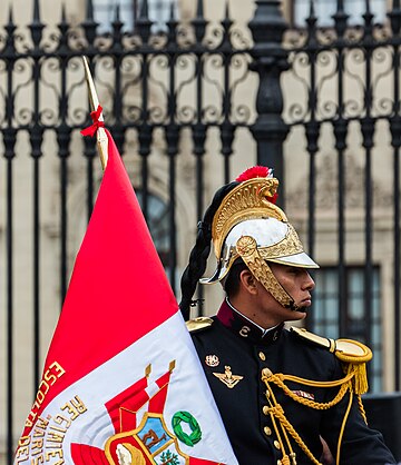 Guarda presidencial durante o Dia da Independência do Peru em frente ao Palácio do Governo, Praça Maior, Lima. (definição 4 627 × 5 374)