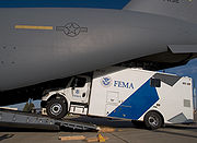 機内へ積み込まれるFEMAの車両