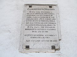 Imagen incluye texto que dice: «Casa patronal de Nilcunlauta. Esta casa perteneció a Don Juan Ximenez de León y Mendoza quien donó las 450 cuadras de tierra para la fundación de San Fernando en el año de 1740. Dos años después en 1472 se fundó esta ciudad. Don Juan Ximénez de León y Mendoza falleció en esta casa el año de 1751. Esta casa fue declarado Monumento Histórico Nacional en el año de 1981. Instituto de Difusión Histórica y Geográfica de Chile. San Fernando, Octubre de 1984»