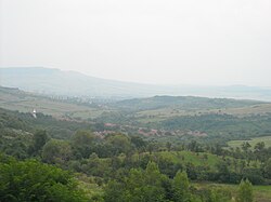A falu látképe, a háttérben a pusztakaláni erőművel