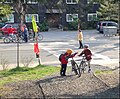 Велосипед начальной школы Гастино в школьный день (17187393577) .jpg