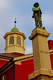 Giles County Courthouse, Konfederito-Memorial kaj kupolo en Pearisburg, Virginio (fotita fare de Taber Andrew Bain)