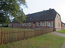 Dorfschule mit Nebengebäude