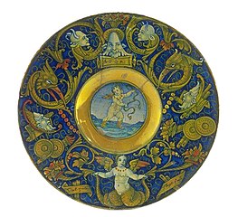 Plat peint et doré, avec un cupidon dans le cavet et des grotesques, sur fond turquoise, sur le large bord, Maître Giorgio Andreoli, Gubbio, vers 1525.