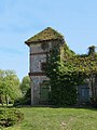 Wohnhaus, Park, Wasserturm kombiniert mit Schweine, Pferde- und Rinderstall sowie Güstrower Postpumpe