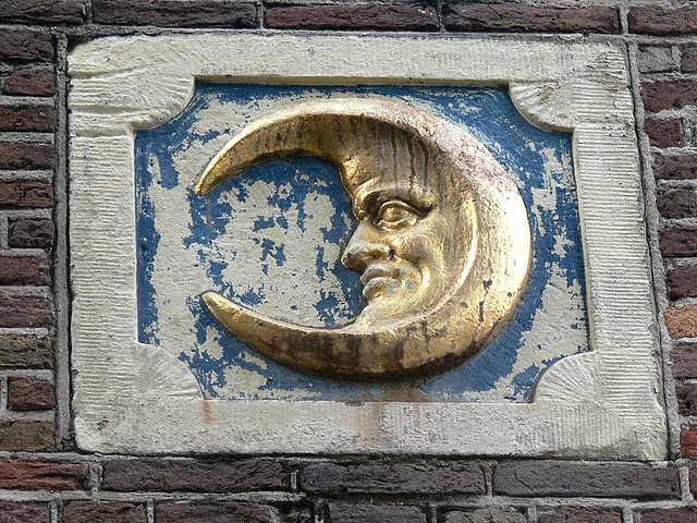 Representación de un perfil de la Luna en cuarto creciente, en una casa de Ámsterdam