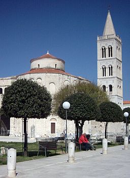 Sankt Donatuskyrkan och klocktornet till katedralen i Zadar 2005.