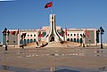 ساحة القصبة مع النصب الوطني يعلوه علم تونس ومبنى البلدية.