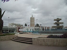 Hauptplatz und Moschee von Moknine