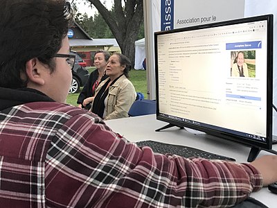 A new Innu contributor improving the Wikipedia article about Joséphine Bacon, an Innu poet, during an outreach event organized by Wikimedia Canada's volunteers