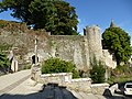 Le calvaire de la rue de la Poterne devant les remparts du château.