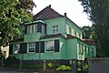 Villa mit Gartenlaube und Einfriedung