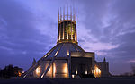 Metropolitní katedrála v Liverpoolu za soumraku nová verze.jpg